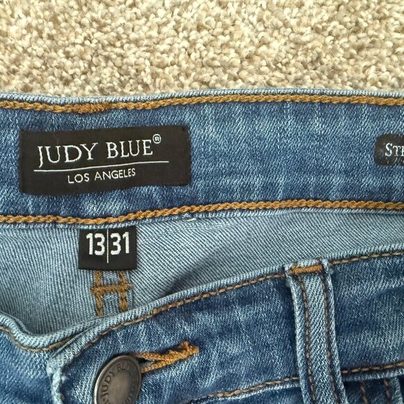 Judy Blue 13/31 Straight Fit Style #JB82105MD Frayed Hem - Picture 2 of 3